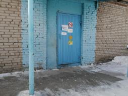 Дополнительный вход в здание школы с опознавательными знаками для инвалидов и лиц с ОВЗ